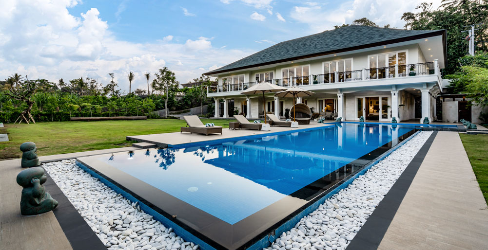 Pala Ubud - Villa Agung - Expansive lap pool by the lawn